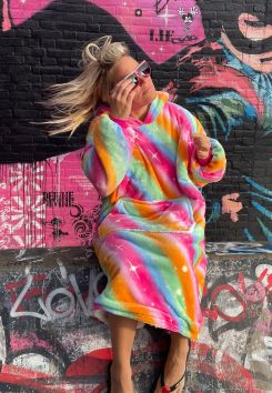 Fleece deken met mouwen -regenboog kleuren